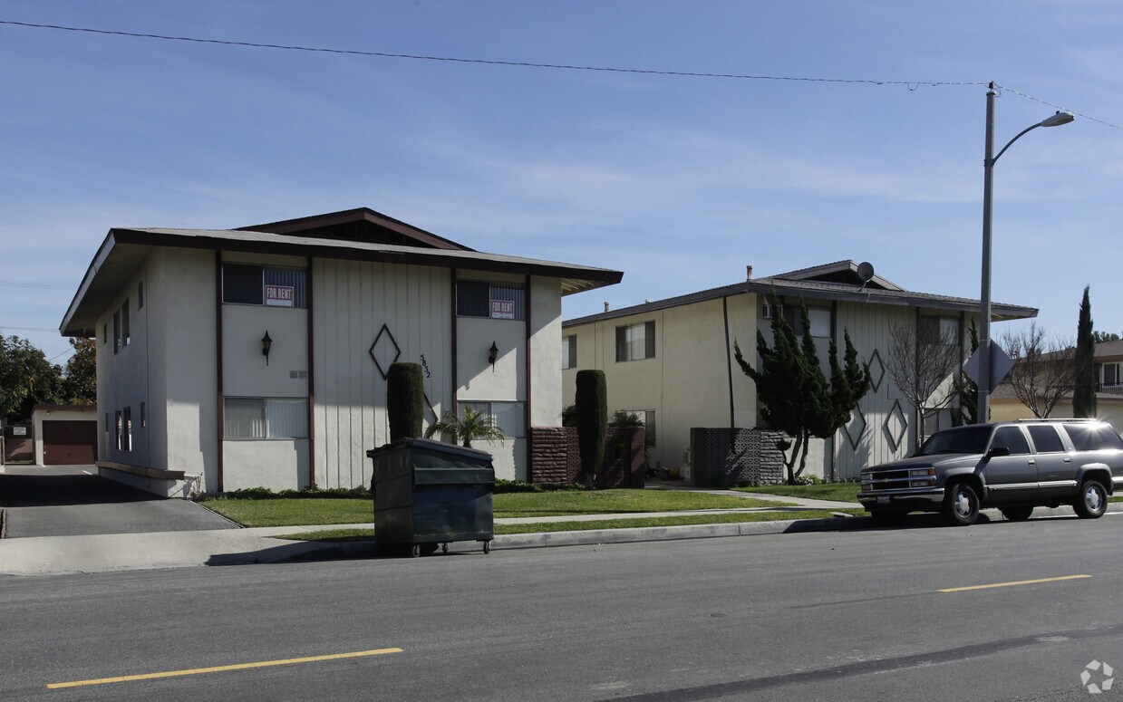Foto del edificio - 5832-5842 Rostrata Ave