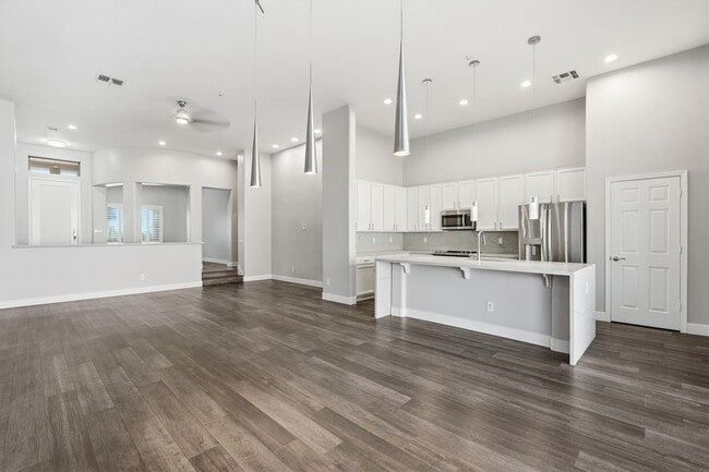 Building Photo - 7606 E Via del Sol Dr Building Photo - 7606 E Via del Sol Dr