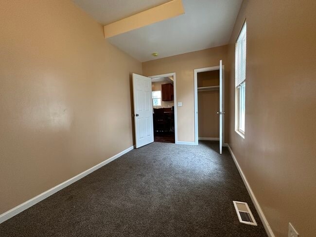 Building Photo - 697 Allyn St
