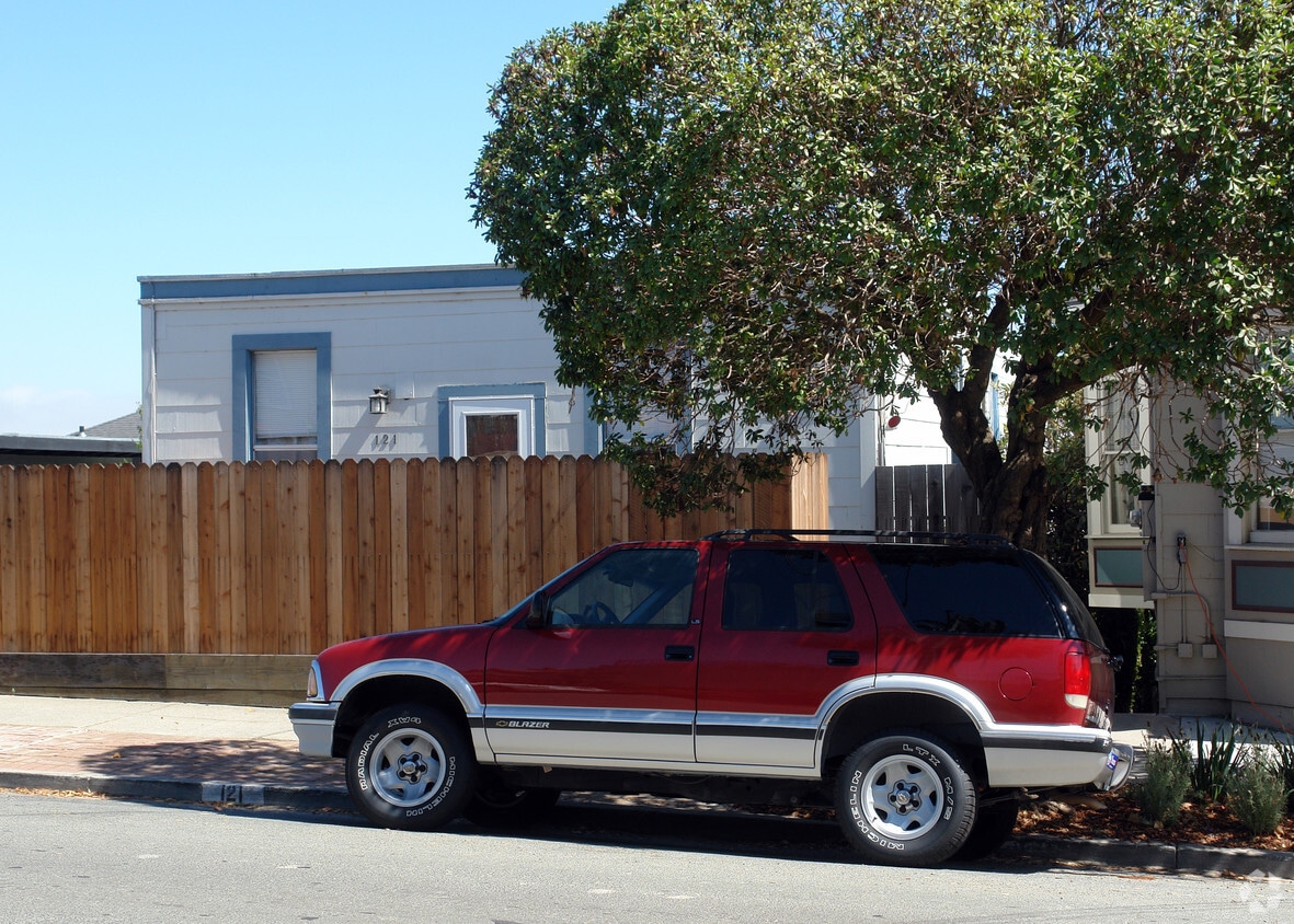 Building Photo - 121 Santa Fe Ave
