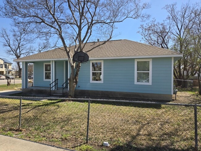 Photo - 1410 Colima St (San Antonio, TX) House