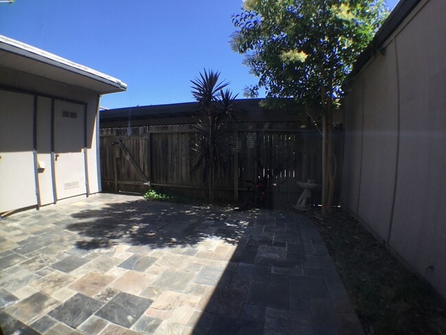 Building Photo - Super Cute !!! 3 Bedroom, 2 1/2 Bath in Fa...