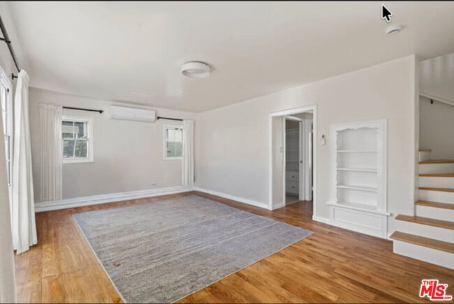 Foto del edificio - 819 Crestmoore Pl