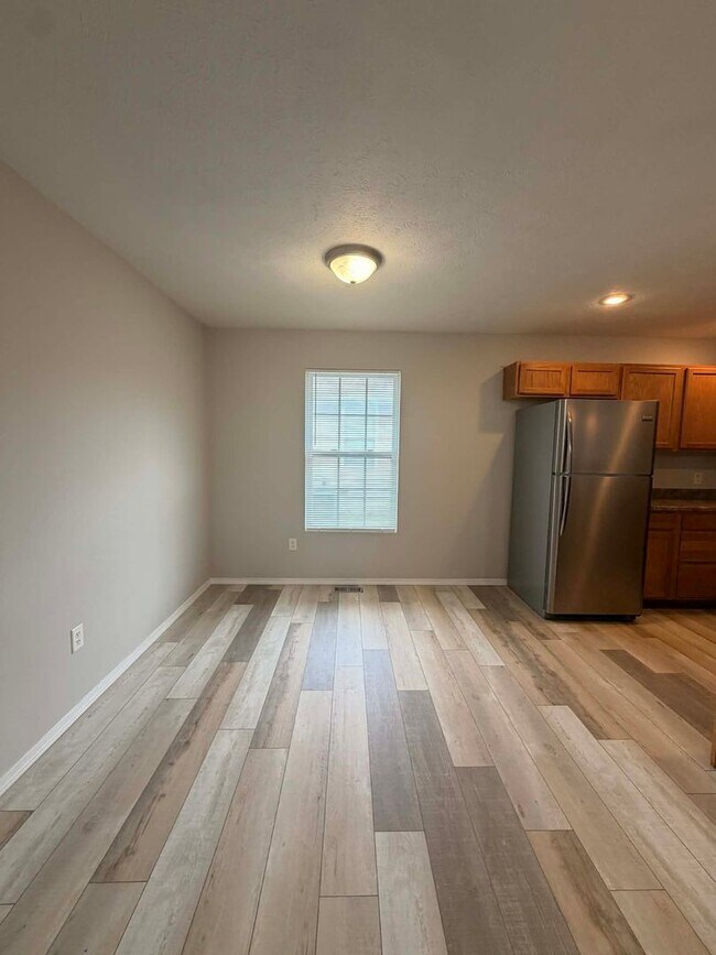 Foto del edificio - BEAUTIFUL 3 BEDROOM / 2 BATHROOM HOUSE IN JOPLIN MO- 2 CAR GARAGE!!