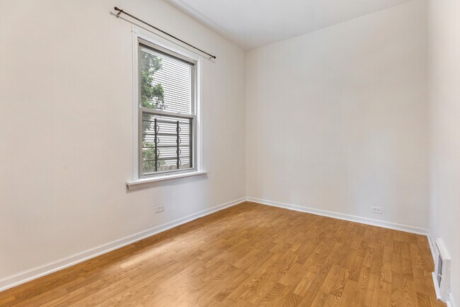 Foto del edificio - 2138 W Wellington Ave