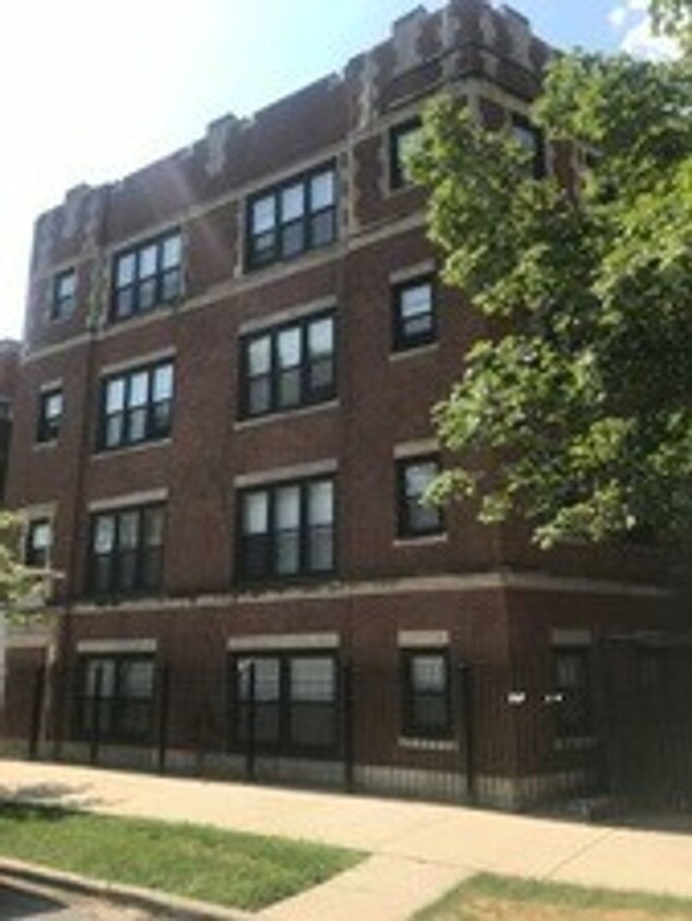 Primary Photo - Oversize Top Floor 3 Bed, 2 Bath Residence...