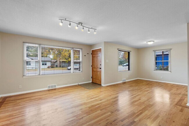 Foto del edificio - 3 Bedroom Ranch with a 4th room that can b...