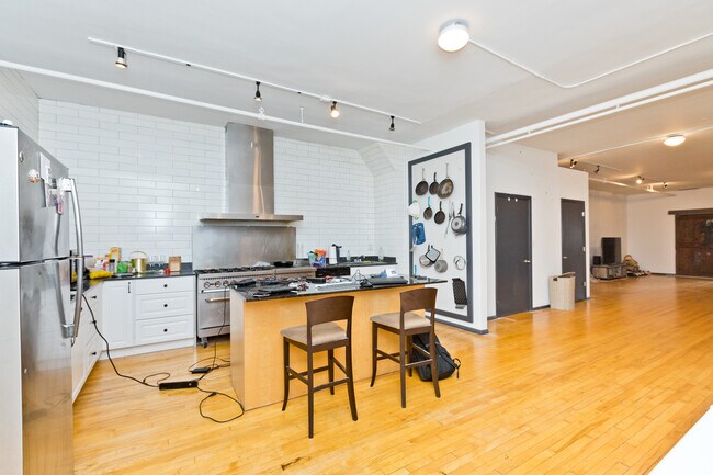 Building Photo - 2013 W Division St