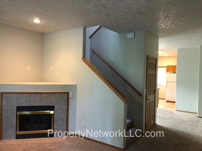 Building Photo - Fairview Village 2 Bedroom Town House