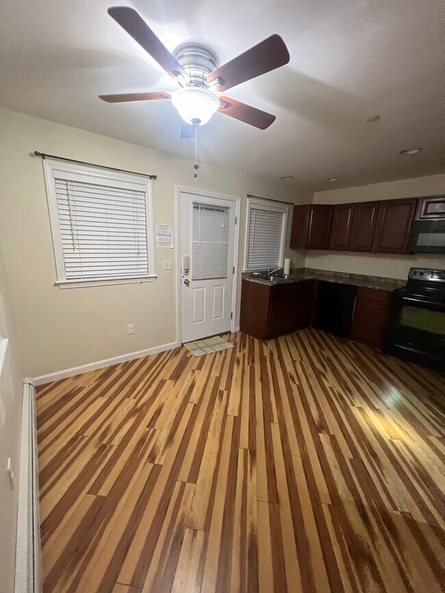 Foto del edificio - 49 River Village Dr