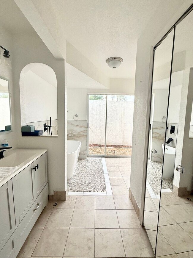 Foto del edificio - Stunning Furnished Pool him on Accessible Canal