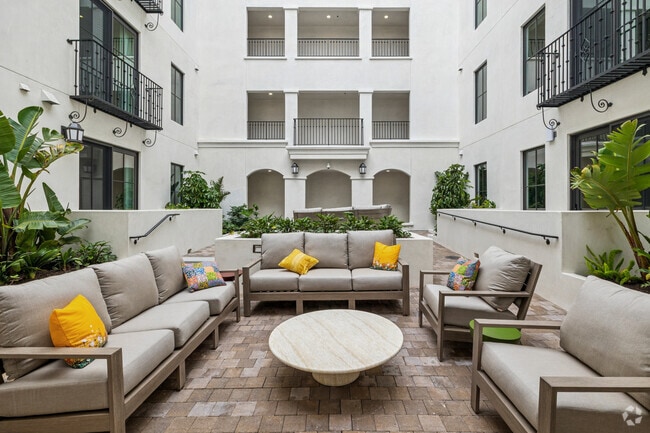 Building Photo - El Jardin