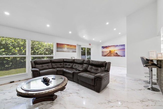 Foto del edificio - 1318 Bayport Ave