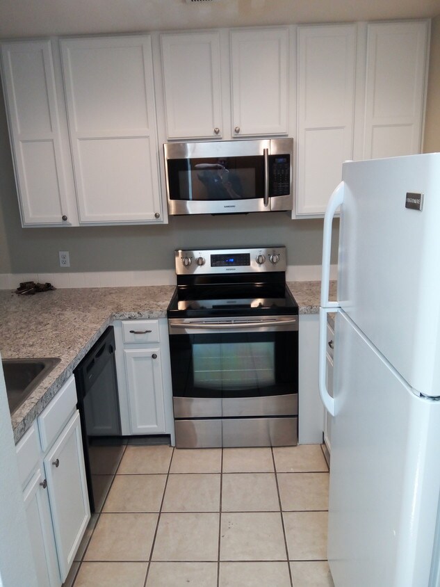 Kitchen - 2960 W Stuart St
