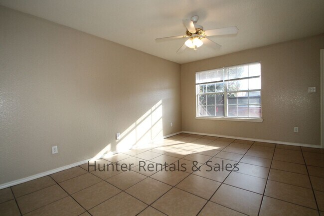 Foto del edificio - Updated 3-Bedroom, 2-Bath Townhome with Do...