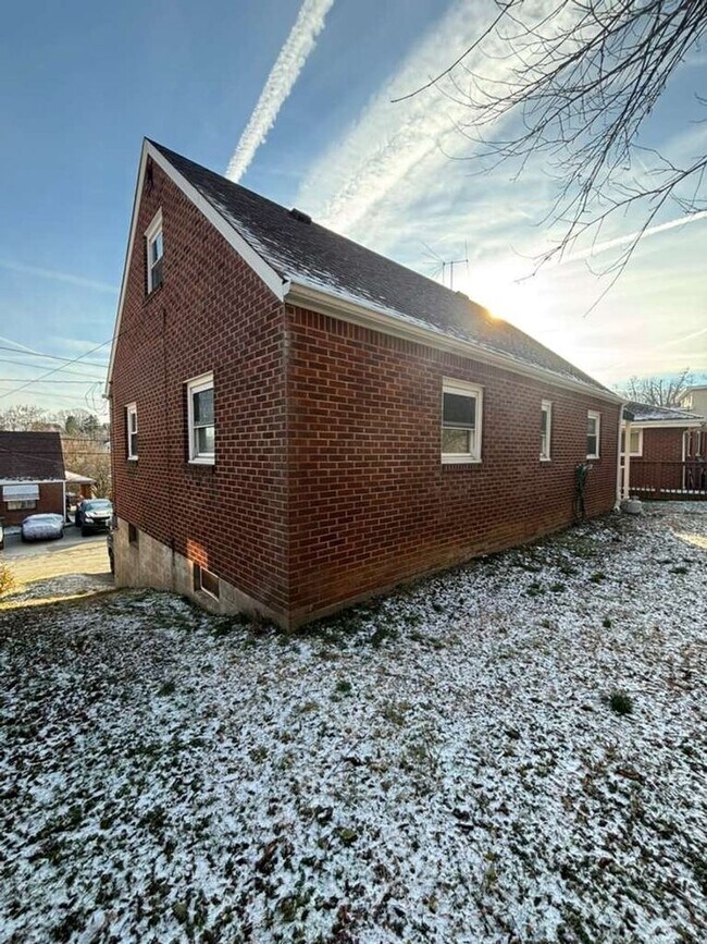 Building Photo - 1221 Graham Ave