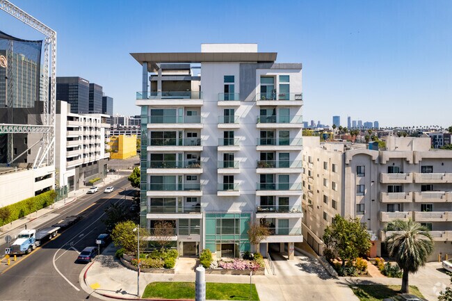 702 S Serrano Ave - Serrano Palace Tower