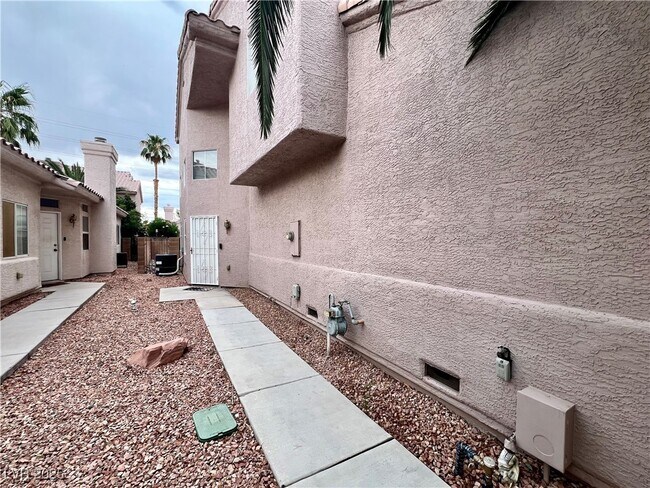 Foto del edificio - 5315 Heatherbrook Cir
