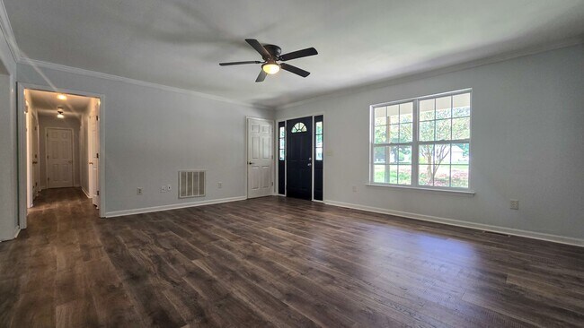 Foto del edificio - 5607 Whispering Pines Dr