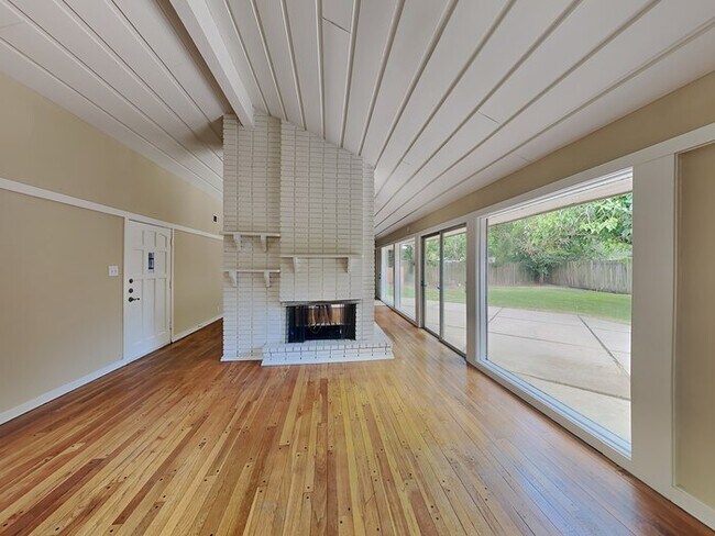 Building Photo - Charming Home with a Spacious Floorplan!