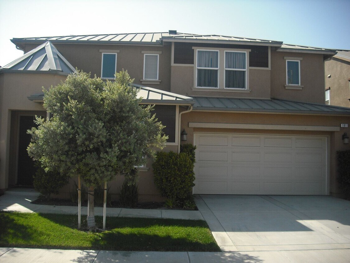 Foto principal - Move near the Beach into this spacious 5 b...