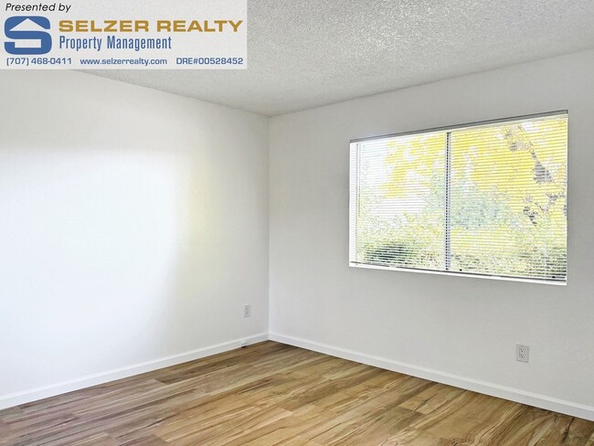 Building Photo - Newly updated & well-equipped 2 bd. duplex!