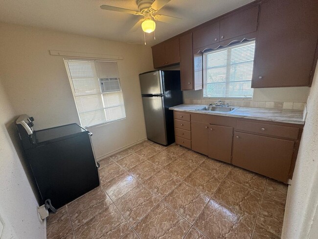 Building Photo - 2 Bedroom 1 Bath 2nd floor unit WATER INCL...