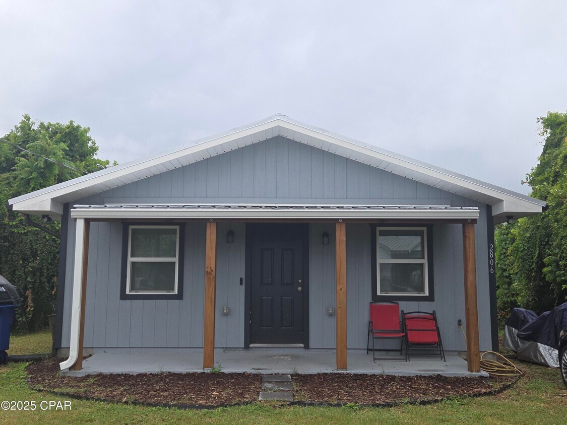 Foto principal - 2806 E 3rd St