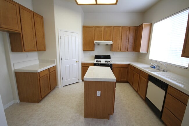 Building Photo - Located in Stonelake, 4 Bed, 2.5 Bath Elk ...