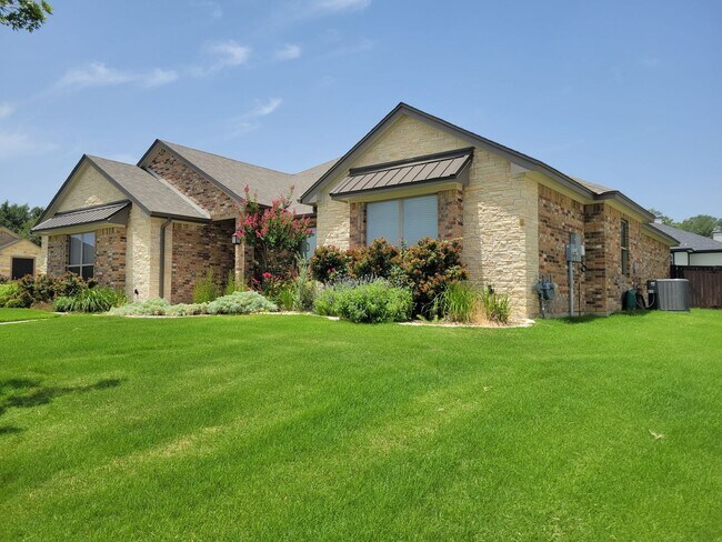 Foto del edificio - CUSTOM BUILT HOME IN GATED COMMUNITY OF BELLA CHARCA!