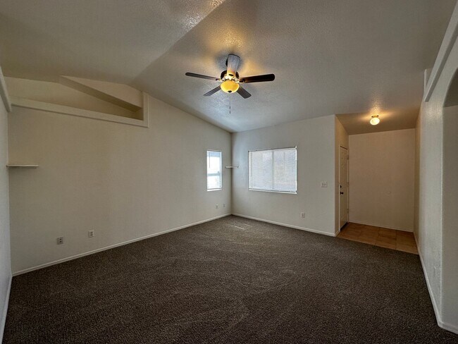 Building Photo - 3 Bedroom 2 Bathroom Home