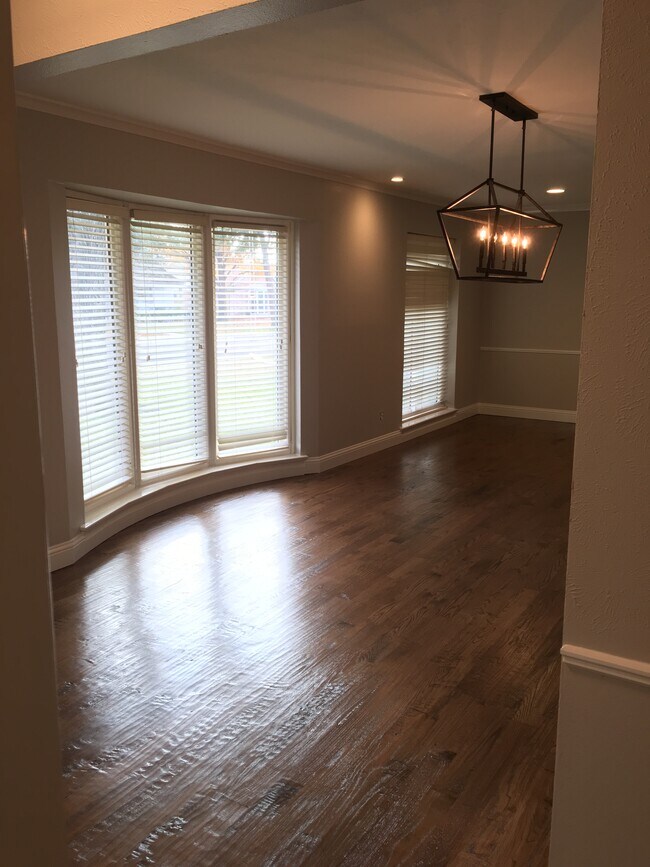 Building Photo - 3257 Regent Dr