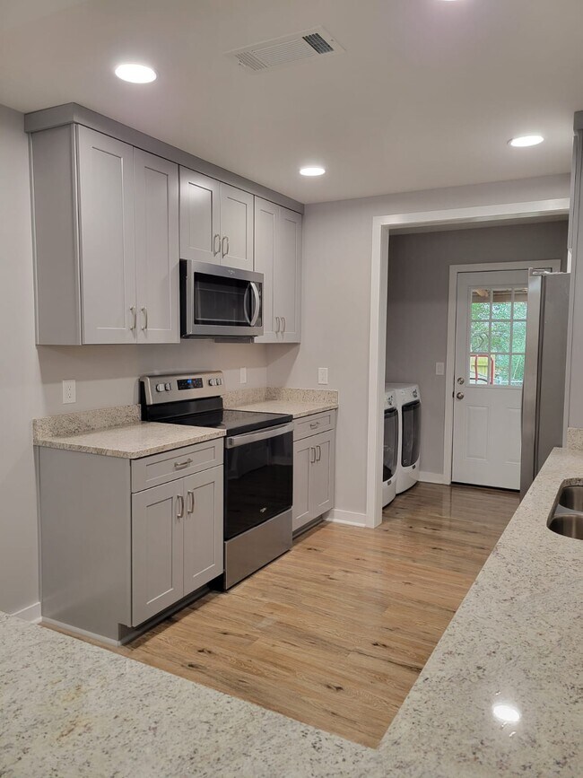 Building Photo - 922 E Magnolia Ave