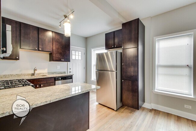Building Photo - Beautiful Rehabbed Hyde Park Apartments!