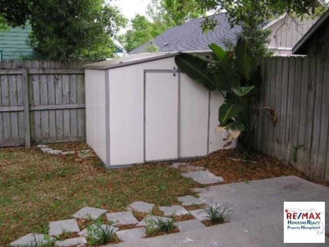 Building Photo - Beautiful Cottage in Great Location!