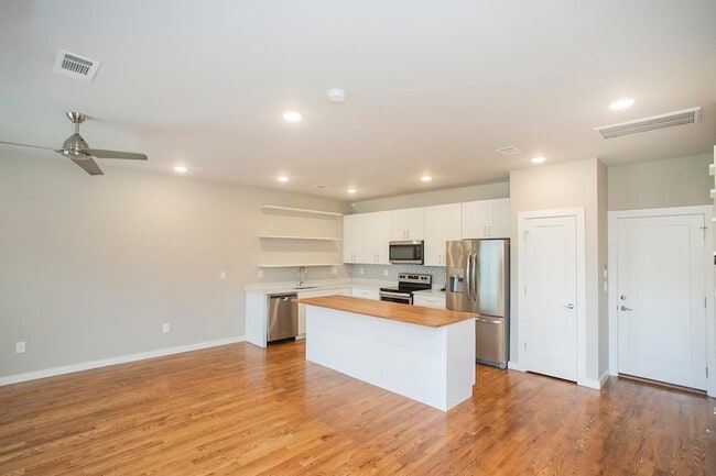 Building Photo - 3637 Hydes Ferry Rd