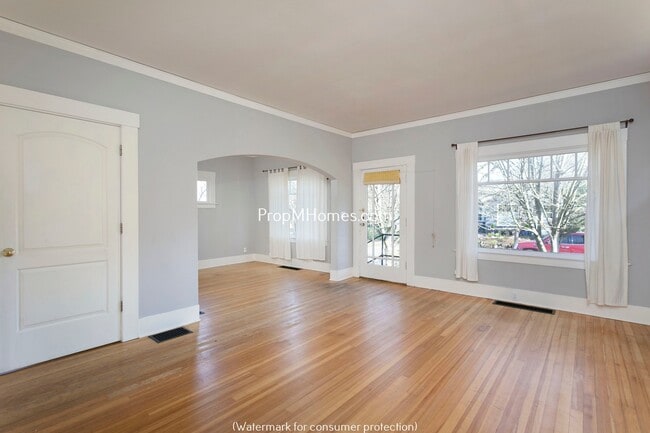 Building Photo - Classic Two Bedroom Bungalow In The Heart Of Sellwood!