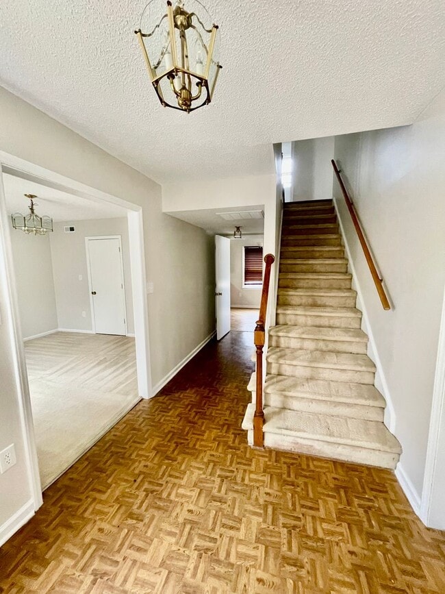 Foto del edificio - Welcome to this beautiful 5-bedroom, 2-bathroom home located in the vibrant city of Charlotte, NC