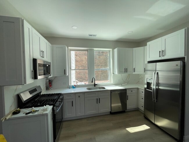 Building Photo - 2552 S Central Park Ave
