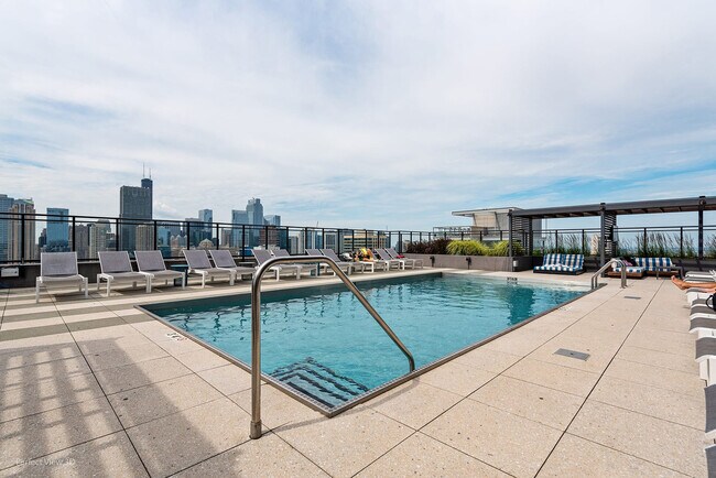 Foto del edificio - 829 N Clark St