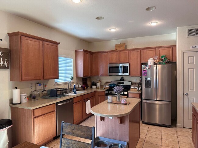 Foto del edificio - Beautiful 4/2.5 North Natomas Court Locati...