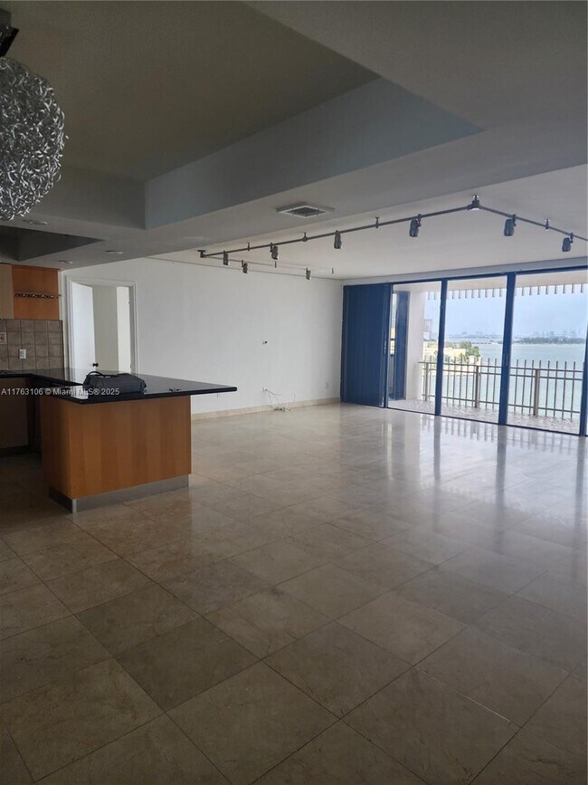 Foto del edificio - 3 Grove Isle Dr