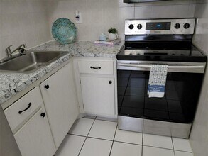 Building Photo - 1433 SW 24th Ct