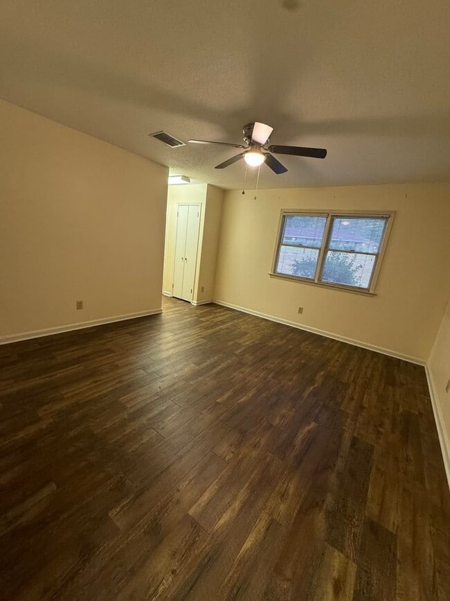 Building Photo - 702 Sandhurst Dr