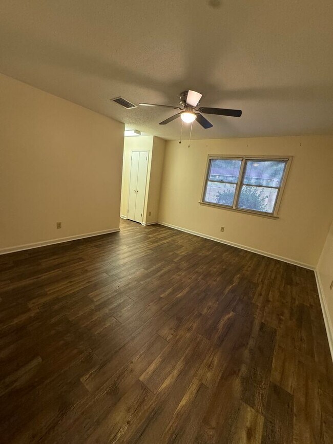 Foto del edificio - 702 Sandhurst Dr