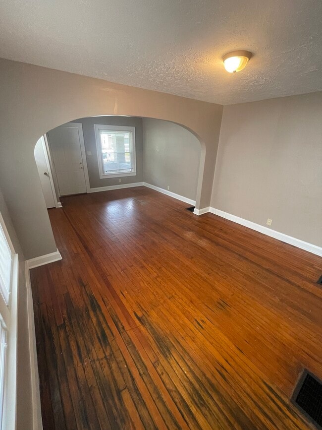 Building Photo - 896 N Gladstone Ave