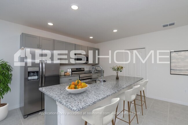 Foto del edificio - 1426 Rila St Se