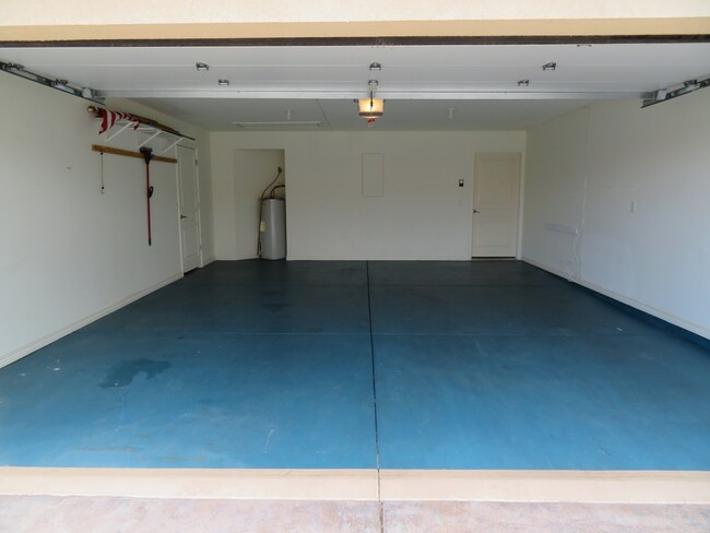 Double car garage - 761 Sunset Dr