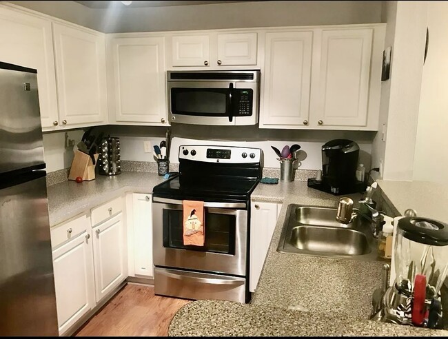 Building Photo - 8889 Caminito Plaza Centro