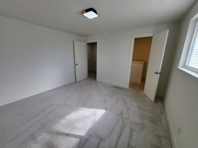 Foto del edificio - 3410 Woodside Dr